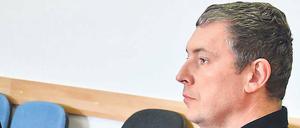 Angeklagt. AfD-Politiker Jan-Ulrich Weiß (r.) vor Prozessbeginn.