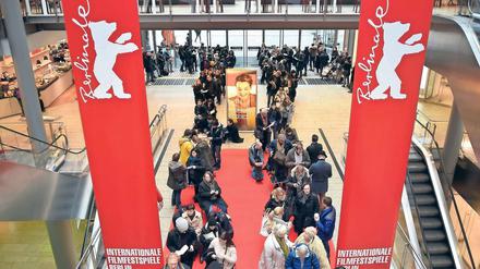 Die Bären sind los. Seit gestern gibt es Tickets für die 68. Berlinale, die am Donnerstag beginnt. Bereits am Vormittag standen die ersten Interessenten am Ticketschalter am Potsdamer Platz.