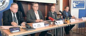 Redebedarf. Der Vorsitzende des Verbandsgerichts Jürgen Lischewski, NOFV-Geschäftsführer Holger Fuchs, Verbandspräsident Rainer Milkoreit und der Sportgerichtsvorsitzende Stephan Oberholz am Donnerstag in Rangsdorf.