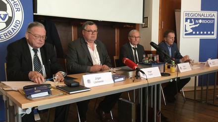 Erklärungsversuch: Jürgen Lischewski (Vorsitzender des Verbandsgerichts), Holger Fuchs (Geschäftsführer), Rainer Milkoreit (Präsident) und Stephan Oberholz (Vorsitzender des Sportgerichts) (v.l.) bei der Pressekonferenz des NOFV in Potsdam.