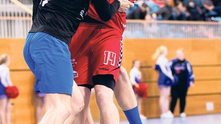 Leg dich nicht mit den Steinadlern an. Sie sind vielleicht nicht mehr die Jüngsten, aber die Handballer der Potsdamer VfL-Traditionsmannschaft bringen viel Erfahrung aus höheren Ligen mit sich – und Robustheit.