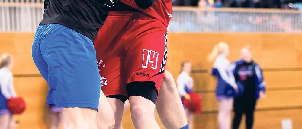 Leg dich nicht mit den Steinadlern an. Sie sind vielleicht nicht mehr die Jüngsten, aber die Handballer der Potsdamer VfL-Traditionsmannschaft bringen viel Erfahrung aus höheren Ligen mit sich – und Robustheit.