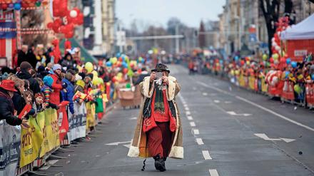 Lausitz Helau. Am Vortag des Rosenmontags fand auf den Straßen der Lausitzmetropole Cottbus der größte Karnevalsumzug Ostdeutschlands statt. Mehr als 3500 Karnevalisten zogen durch die Innenstadt.