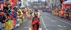 Lausitz Helau. Am Vortag des Rosenmontags fand auf den Straßen der Lausitzmetropole Cottbus der größte Karnevalsumzug Ostdeutschlands statt. Mehr als 3500 Karnevalisten zogen durch die Innenstadt.