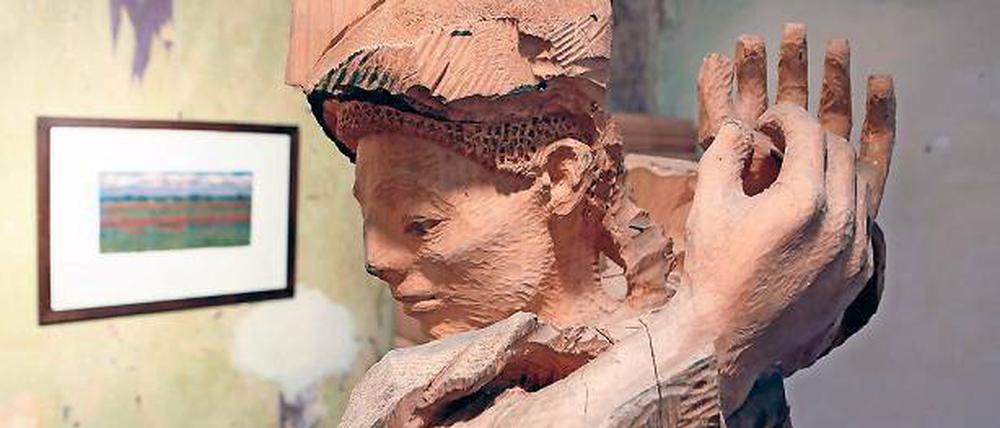 Herein. Die Holz-Skulptur „Erfurter Figur“ am Eingang des Z200.
