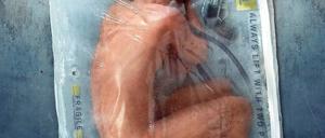 Vakuumverpackt in einem Zip-Lock-Beutel, so werden in „Altered Carbon“ menschliche Austauschkörper verwahrt.