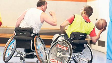 Im Angriffsmodus. Beim RSV Eintracht 1949 in Stahnsdorf trainieren die Basketballer im Rollstuhl zweimal pro Woche. In Potsdam gibt es bislang keine Halle, die für Rollstuhl-Mannschaftssport ertüchtigt ist. Die Grünen-Fraktion will das ändern, aber das Rathaus bremst.