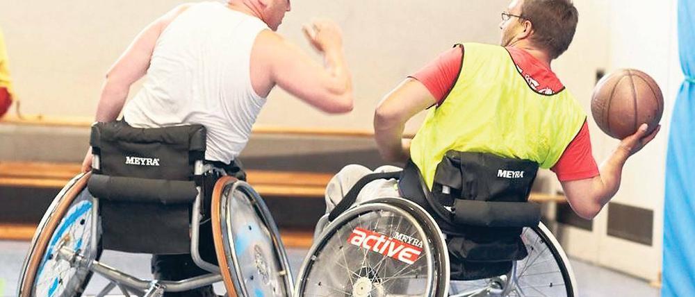Im Angriffsmodus. Beim RSV Eintracht 1949 in Stahnsdorf trainieren die Basketballer im Rollstuhl zweimal pro Woche. In Potsdam gibt es bislang keine Halle, die für Rollstuhl-Mannschaftssport ertüchtigt ist. Die Grünen-Fraktion will das ändern, aber das Rathaus bremst.