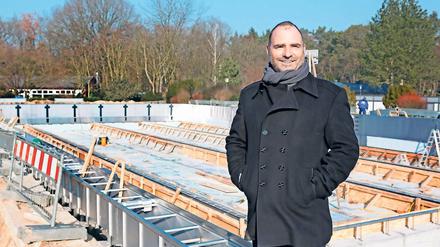 Markus Schmidt auf der winterlichen Baustelle im Freibad Kiebnitzberge.