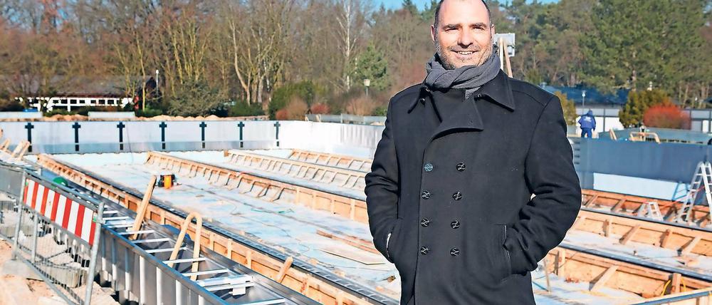 Markus Schmidt auf der winterlichen Baustelle im Freibad Kiebnitzberge.