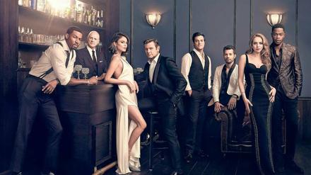 Konsequent: Der Chef des Denver-Clans heißt weiterhin Blake Carrington (John Forsythe, Zweiter von links).