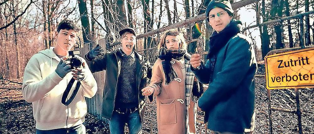 Geisterjäger mit Wärmebildkamera. Charly (Emilio Sakraya), Finn (Timmi Trinks), Emma (Lisa-Marie Koroll) und Theo (Tim Oliver Schultz) wollen den Grusel der Heilstätten mit ihren Fans auf YouTube teilen.