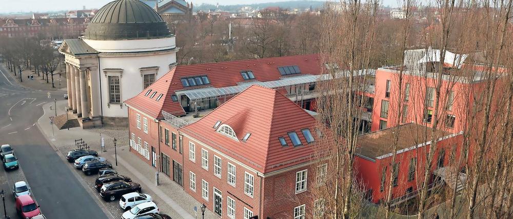 Erst Kritik, dann Lob. Die Wohnungsgenossenschaft PWG hatte ihre Pläne für den Wiederaufbau der Holländerhäuser an der Französischen Kirche auf Anregung des Gestaltungsrates überarbeitet.