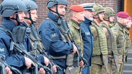 Abwehrhaltung. Unter Terroristen kursieren aktuell auch Hinweise, wie man Polizisten angreifen kann. Deutsche Polizisten der operativen Einheit OpE trainieren zusammen mit Bundeswehr-Soldaten gemeinsam den Terror-Ernstfall.