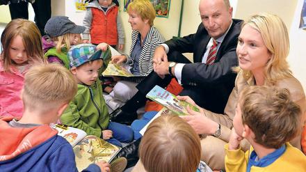 Beitragsfrei. Ministerpräsident Dietmar Woidke (SPD) mit Parteikollegin Martina Münch zu Besuch in einer Potsdamer Kita. Das Land hat beschlossen, Eltern die Gebühren für das letzte Kitajahr vor der Einschulung zu erlassen. Im Koalitionspapier stellt auch der Bund Erleichterungen für Eltern in Aussicht.