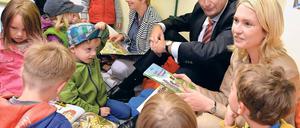 Beitragsfrei. Ministerpräsident Dietmar Woidke (SPD) mit Parteikollegin Martina Münch zu Besuch in einer Potsdamer Kita. Das Land hat beschlossen, Eltern die Gebühren für das letzte Kitajahr vor der Einschulung zu erlassen. Im Koalitionspapier stellt auch der Bund Erleichterungen für Eltern in Aussicht.