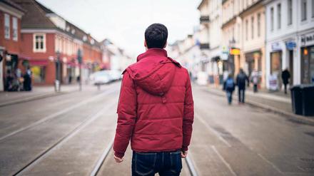 In Sicherheit? Der Flüchtling Ali steht auf der Friedrich-Ebert-Straße in Potsdam. Während in Berlin Angriffe auf schwule und lesbische Paare in die Schlagzeilen geraten, hat man den Eindruck, in Brandenburg lebten Homo- und Transsexuelle sicher. Tatsächlich sind Übergriffe rückläufig – allerdings nicht überall.