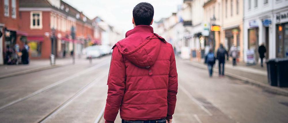 In Sicherheit? Der Flüchtling Ali steht auf der Friedrich-Ebert-Straße in Potsdam. Während in Berlin Angriffe auf schwule und lesbische Paare in die Schlagzeilen geraten, hat man den Eindruck, in Brandenburg lebten Homo- und Transsexuelle sicher. Tatsächlich sind Übergriffe rückläufig – allerdings nicht überall.