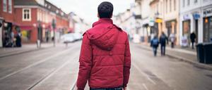 In Sicherheit? Der Flüchtling Ali steht auf der Friedrich-Ebert-Straße in Potsdam. Während in Berlin Angriffe auf schwule und lesbische Paare in die Schlagzeilen geraten, hat man den Eindruck, in Brandenburg lebten Homo- und Transsexuelle sicher. Tatsächlich sind Übergriffe rückläufig – allerdings nicht überall.
