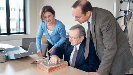 Übergabe. Berl und David Schor (r.) betrachten das betagte Werk.