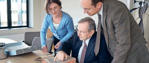 Übergabe. Berl und David Schor (r.) betrachten das betagte Werk.