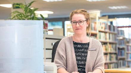 Lesestadt Waldstadt. Franziska Schulze (oben) leitet seit Ende Dezember die kleine Zweigstelle der Stadt- und Landesbibliothek hinter dem Waldstadtcenter. Ein Leseort, der gebraucht wird, finden auch Lara Drenske, Amelie und Isabell Karrupan (unten, v. l.n.r.).