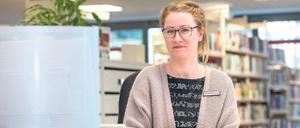 Lesestadt Waldstadt. Franziska Schulze (oben) leitet seit Ende Dezember die kleine Zweigstelle der Stadt- und Landesbibliothek hinter dem Waldstadtcenter. Ein Leseort, der gebraucht wird, finden auch Lara Drenske, Amelie und Isabell Karrupan (unten, v. l.n.r.).