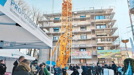 Frostiges Fest. In der Waldstadt wurde am Montag das Richtfest für ein Neubauprojekt der kommunalen Pro Potsdam gefeiert. Insbesondere die 75 Prozent Sozialwohnungen würden in Potsdam dringend benötigt, sagte Oberbürgermeister Jann Jakobs (SPD; rechts im Bild).