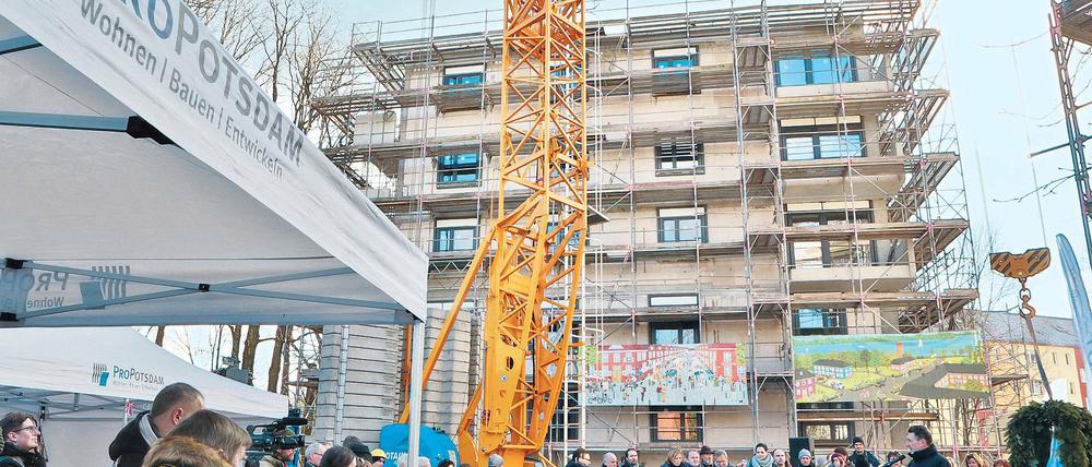 Frostiges Fest. In der Waldstadt wurde am Montag das Richtfest für ein Neubauprojekt der kommunalen Pro Potsdam gefeiert. Insbesondere die 75 Prozent Sozialwohnungen würden in Potsdam dringend benötigt, sagte Oberbürgermeister Jann Jakobs (SPD; rechts im Bild).