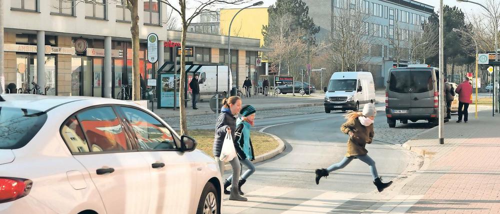 Aufgepasst. In Kleinmachnows Mitte, auf der Förster-Funke-Allee, müssen sich Schüler, Senioren, Radler, Pendler, Autofahrer und Busfahrer den engen Straßenraum teilen. Auch an vielen anderen Stellen in Kleinmachnow ist der zunehmende Verkehr zum Problem geworden.