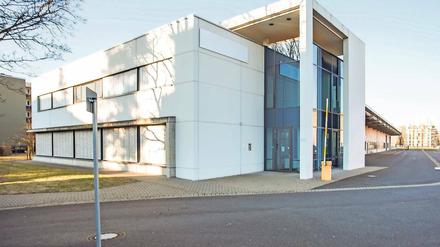 Lagerraum. Seit zwei Jahren steht die Magna-Halle leer – ab Ende des Jahres sollen Privatleute und Geschäftskunden in dem Gebäude Lagerraum anmieten können, um zeitweise Möbel, Akten oder andere Dinge unterzustellen.