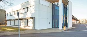 Lagerraum. Seit zwei Jahren steht die Magna-Halle leer – ab Ende des Jahres sollen Privatleute und Geschäftskunden in dem Gebäude Lagerraum anmieten können, um zeitweise Möbel, Akten oder andere Dinge unterzustellen.