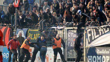 Nach den rassistischen Ausschreitungen im Brandenburg-Derby zwischen dem SV Babelsberg und dem FC Energie Cottbus und droht der NOFV Nulldrei aus der Regionalliga zu nehmen.