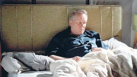 Verrückt, nicht wahnsinnig. Polizist John River (Stellan Skarsgård) hat die Ermordung seiner Partnerin nicht verkraftet. In seiner Fantasie steht oder sitzt Kollegin Stevie immer noch neben ihm und nörgelt an ihm herum.