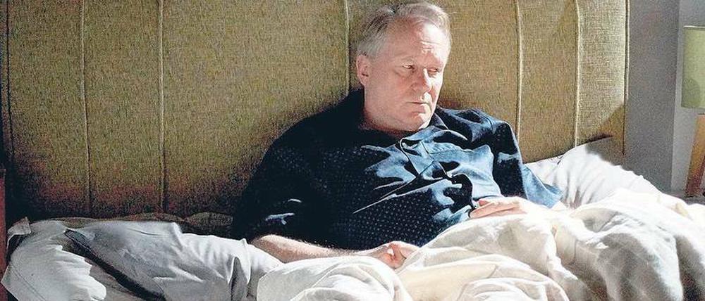 Verrückt, nicht wahnsinnig. Polizist John River (Stellan Skarsgård) hat die Ermordung seiner Partnerin nicht verkraftet. In seiner Fantasie steht oder sitzt Kollegin Stevie immer noch neben ihm und nörgelt an ihm herum.