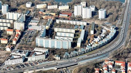 Weg damit. Einst gefeiert, ist die „Nutheschlange“, die sich rechts unten um die Kurve der Nuthestraße legt, zum Millionengrab geworden. Während die lange Reihe der Schmetterlingshäuser saniert wurde, soll das Terrassenhaus an der Ecke zum Humboldtring abgerissen werden. In zweiter Reihe ist der Teich mit den Anglerhäusern zu sehen.