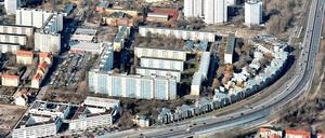 Weg damit. Einst gefeiert, ist die „Nutheschlange“, die sich rechts unten um die Kurve der Nuthestraße legt, zum Millionengrab geworden. Während die lange Reihe der Schmetterlingshäuser saniert wurde, soll das Terrassenhaus an der Ecke zum Humboldtring abgerissen werden. In zweiter Reihe ist der Teich mit den Anglerhäusern zu sehen.