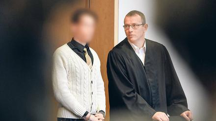 Drei Morde in drei Stunden. Der Angeklagte (l.) im Dreifachmordprozess in Frankfurt (Oder) zeigte auch am letzten Verhandlungstag keine Reue. Die Schilderungen seiner brutalen Morde bezeichnete er lediglich als „Scheiß-Gelaber.“