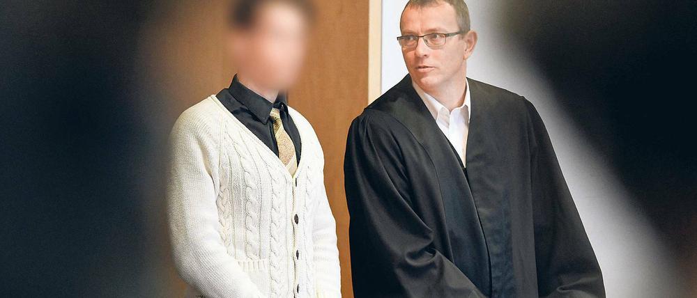 Drei Morde in drei Stunden. Der Angeklagte (l.) im Dreifachmordprozess in Frankfurt (Oder) zeigte auch am letzten Verhandlungstag keine Reue. Die Schilderungen seiner brutalen Morde bezeichnete er lediglich als „Scheiß-Gelaber.“