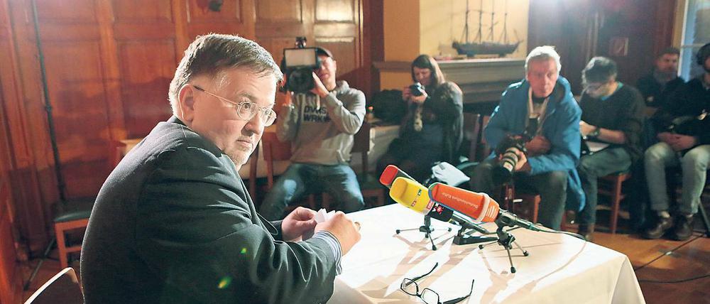 Im Rampenlicht. Der AfD-Politiker Arthur Wagner hatte am Mittwoch in das Potsdamer Restaurant „Fliegender Holländer“ zur Pressekonferenz geladen. Dort wollte der Konvertit erklären, warum der Islam nun doch zur AfD gehört.