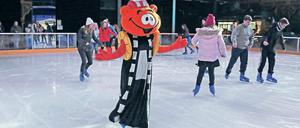 Achtung, Glatteis! Die Eisbahn in der Caligari-Halle im Filmpark Babelsberg ist wettersicher. Schlittschuhläufer können aber auch auf der Open-Air-Eisbahn am Hafen ihre Runden drehen. Auch sonst gibt es viele Winterferien-Angebote in Potsdam.