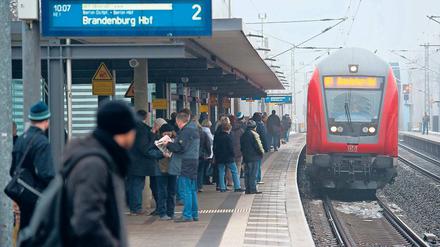 Rechenhilfe. Pendeln kostet Zeit – und lohnt sich finanziell nicht in jedem Fall. Gibt es jedoch eine gute Anbindung mit öffentlichen Verkehrsmitteln, kann ein Umzug aus einer teuren Innenstadt ins Grüne lohnen.