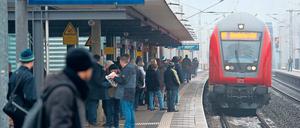 Rechenhilfe. Pendeln kostet Zeit – und lohnt sich finanziell nicht in jedem Fall. Gibt es jedoch eine gute Anbindung mit öffentlichen Verkehrsmitteln, kann ein Umzug aus einer teuren Innenstadt ins Grüne lohnen.