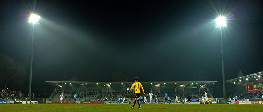 Platzverweis für Nulldrei? Der Regionalverband fordert die umstrittene Strafzahlung vom SV Babelsberg 03 ein. Reagiert der Club nicht, soll es schwerwiegende Konsequenzen geben.