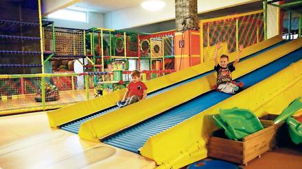 Toben im Trockenen. Im Dinodschungel können Kinder ihren Bewegungsdrang auch bei Regenwetter bestens auf der Rutsche, im Bällebad oder auf dem Trampolin ausleben.