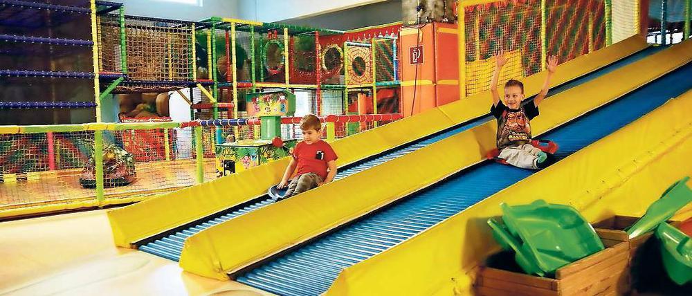 Toben im Trockenen. Im Dinodschungel können Kinder ihren Bewegungsdrang auch bei Regenwetter bestens auf der Rutsche, im Bällebad oder auf dem Trampolin ausleben.