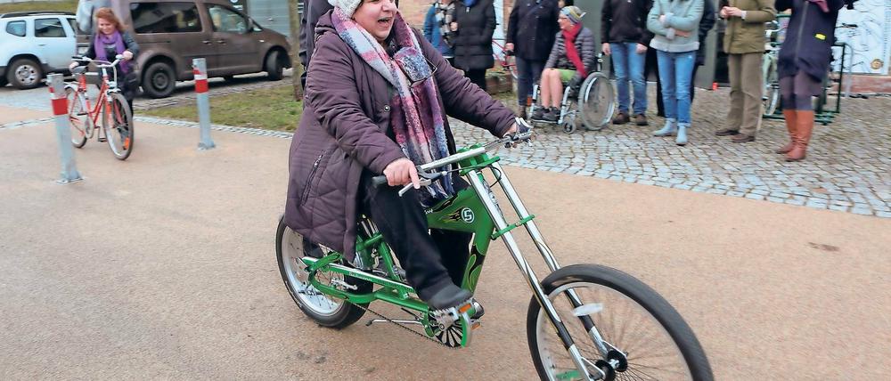 Dousi! Das arabische Wort für „Weiter!“, mit dem die syrischen Frauen sich beim Fahrradfahren gegenseitig ermutigen, ist inzwischen zum Slogan des Vereins „Hand in Hand Potsdam“ geworden. Der Verein hilft geflüchtete Frauen dabei, Fahrradfahren zu lernen. Eine von ihnen ist Rofaida Aboabdallah.