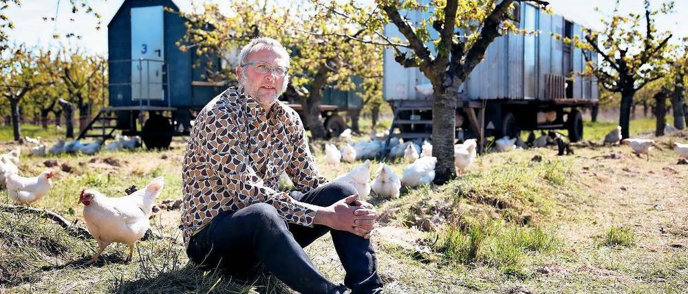 Auf der Plantage. Jochen Fritz im Frühjahr 2017 vor seinen mobilen Hühnerställen.