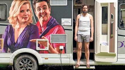 Frustriert bis in die Puschen. Pastewka aka Bastian Pastewka will endlich raus aus seiner Rolle und aus der Show, in der Annette Frier die Hauptrolle spielt und er nur mitwirken darf – wo er doch Deutschlands größter Komiker ist!