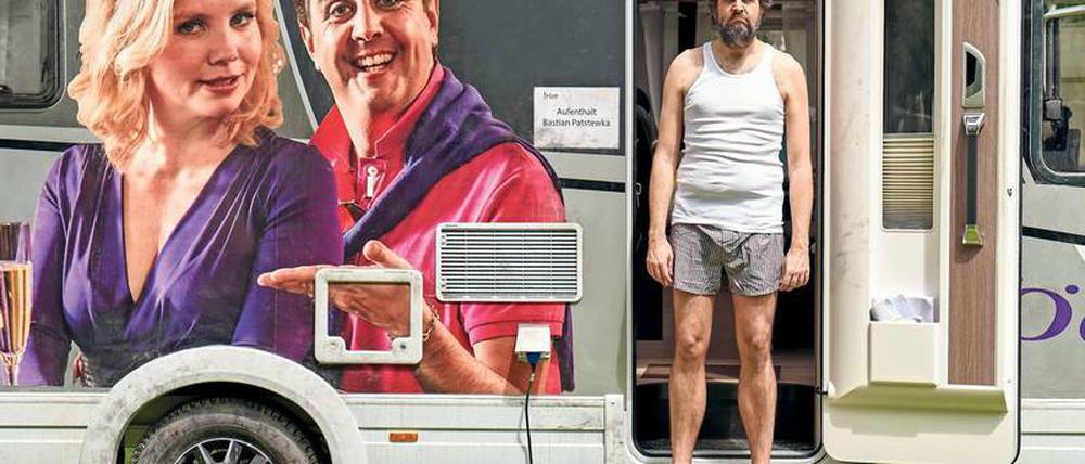 Frustriert bis in die Puschen. Pastewka aka Bastian Pastewka will endlich raus aus seiner Rolle und aus der Show, in der Annette Frier die Hauptrolle spielt und er nur mitwirken darf – wo er doch Deutschlands größter Komiker ist!